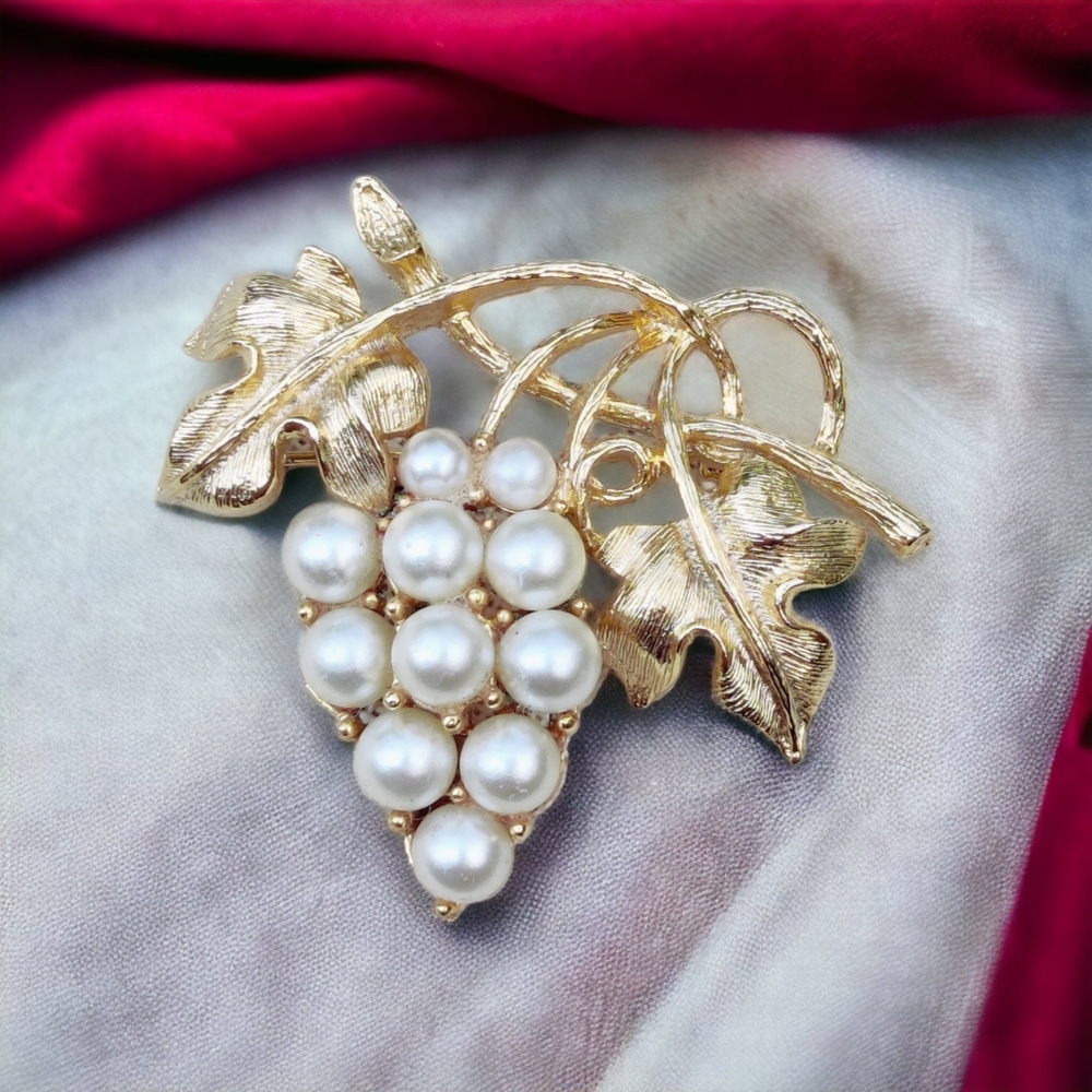 🍇 Vintage pearl grapes brooch